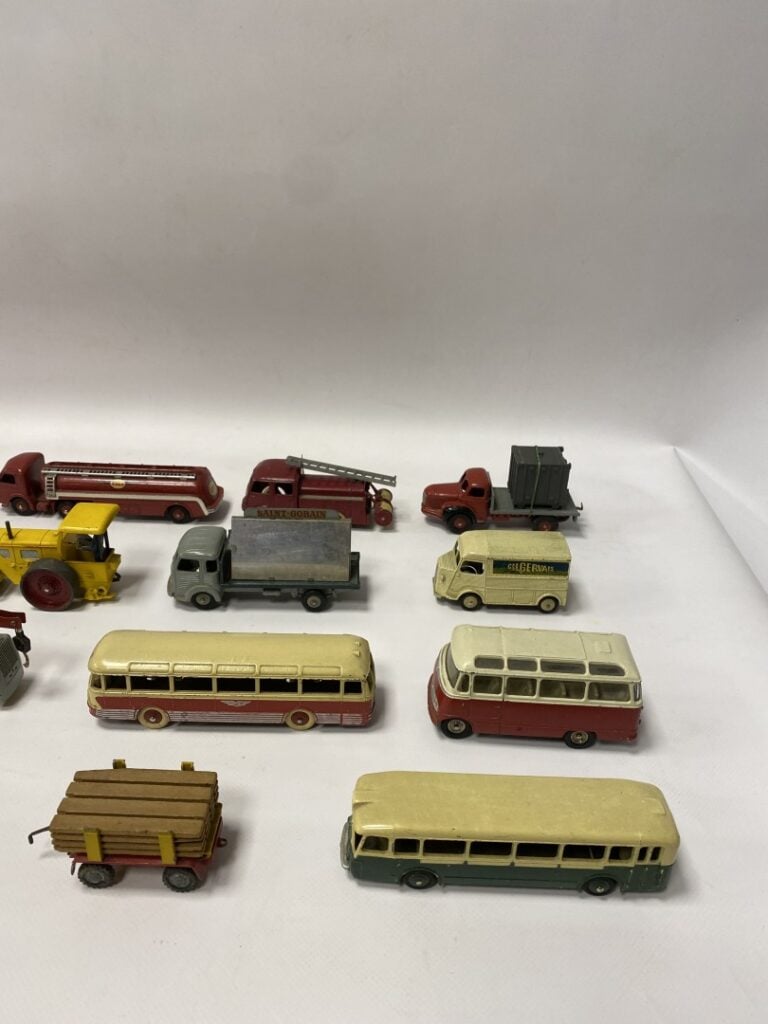 DINKY TOYS. - Ensemble de dix-huit véhicules, notamment publicitaires et de ser…