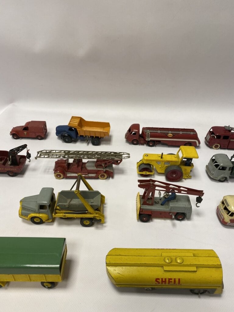 DINKY TOYS. - Ensemble de dix-huit véhicules, notamment publicitaires et de ser…