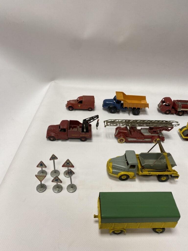 DINKY TOYS. - Ensemble de dix-huit véhicules, notamment publicitaires et de ser…