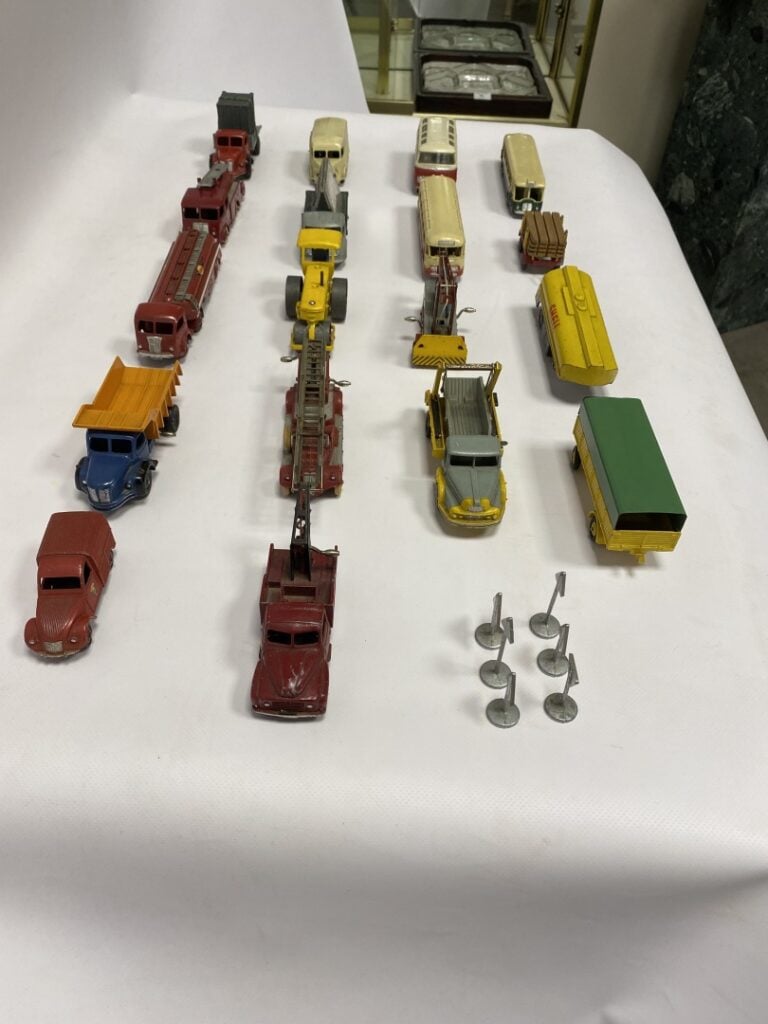 DINKY TOYS. - Ensemble de dix-huit véhicules, notamment publicitaires et de ser…