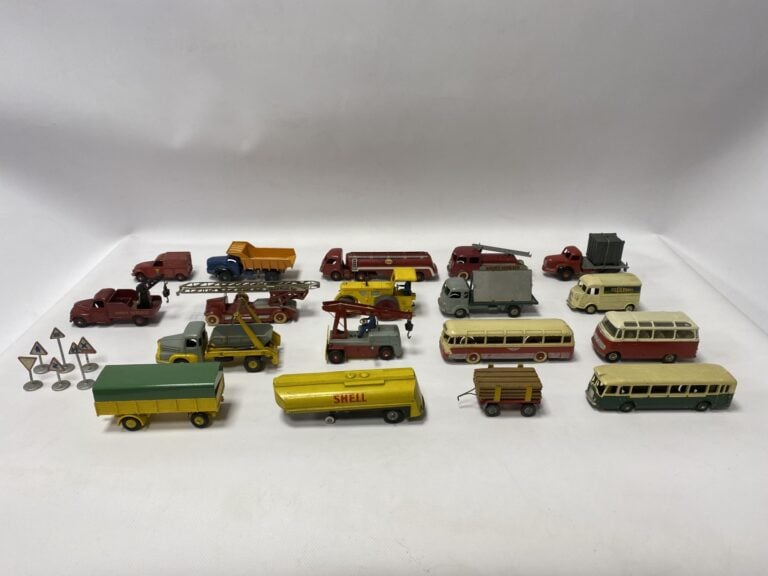 DINKY TOYS. - Ensemble de dix-huit véhicules, notamment publicitaires et de ser…