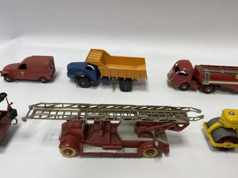 DINKY TOYS. - Ensemble de dix-huit véhicules, notamment publicitaires et de ser…