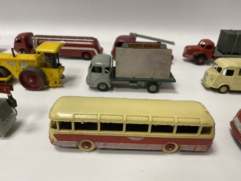 DINKY TOYS. - Ensemble de dix-huit véhicules, notamment publicitaires et de ser…