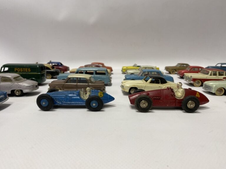 DINKY TOYS. - Ensemble de trente-quatre voitures, essentiellement véhicules de…