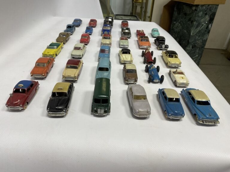 DINKY TOYS. - Ensemble de trente-quatre voitures, essentiellement véhicules de…