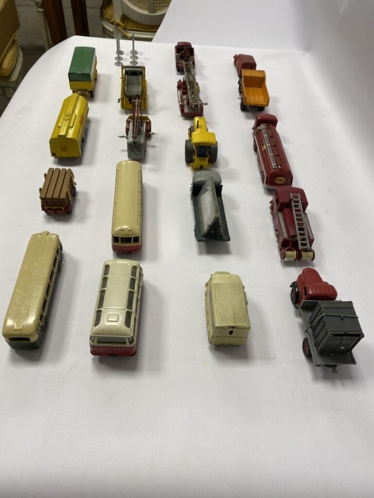 DINKY TOYS. - Ensemble de trente-quatre voitures, essentiellement véhicules de…