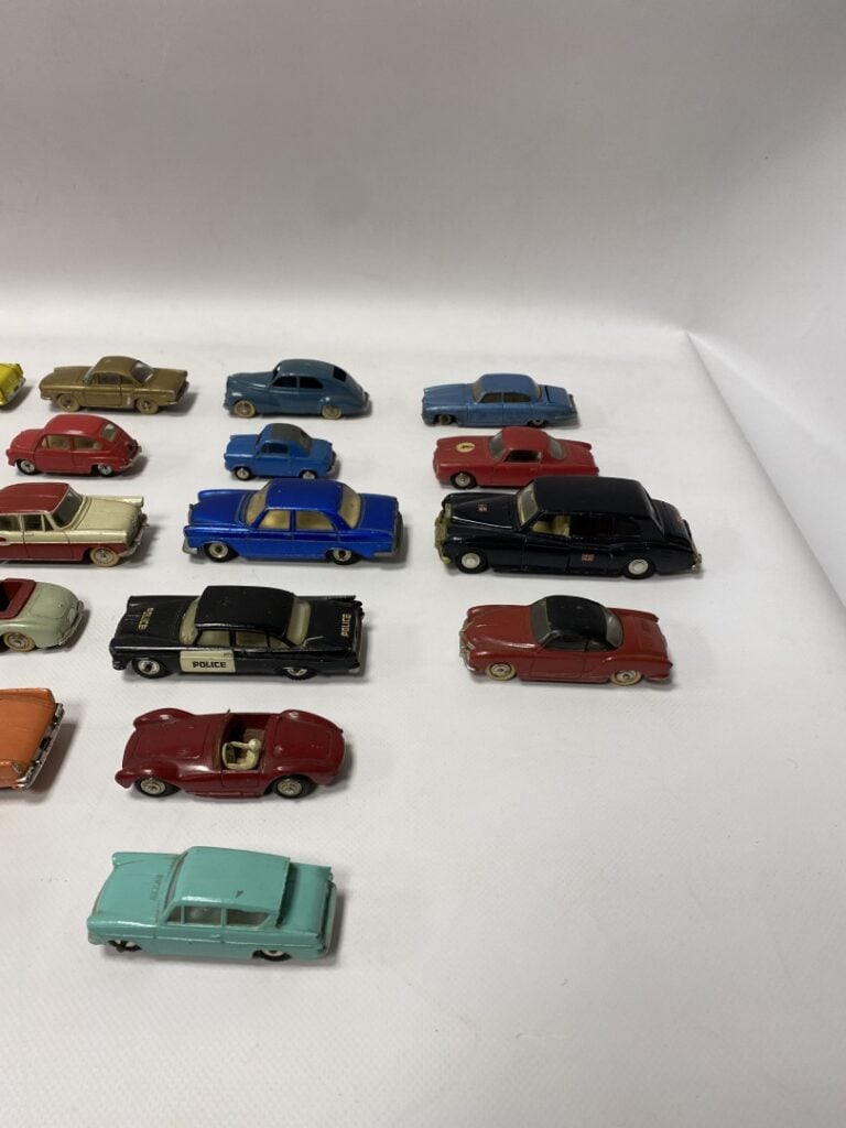 DINKY TOYS. - Ensemble de trente-quatre voitures, essentiellement véhicules de…