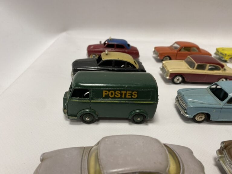 DINKY TOYS. - Ensemble de trente-quatre voitures, essentiellement véhicules de…