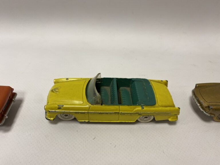 DINKY TOYS. - Ensemble de trente-quatre voitures, essentiellement véhicules de…