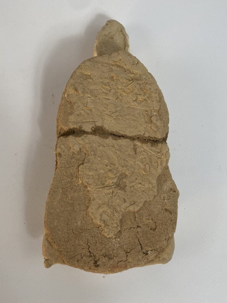 Divinité en terre cuite à l'effigie d'une divinité - Japon - Les mains jointes,…