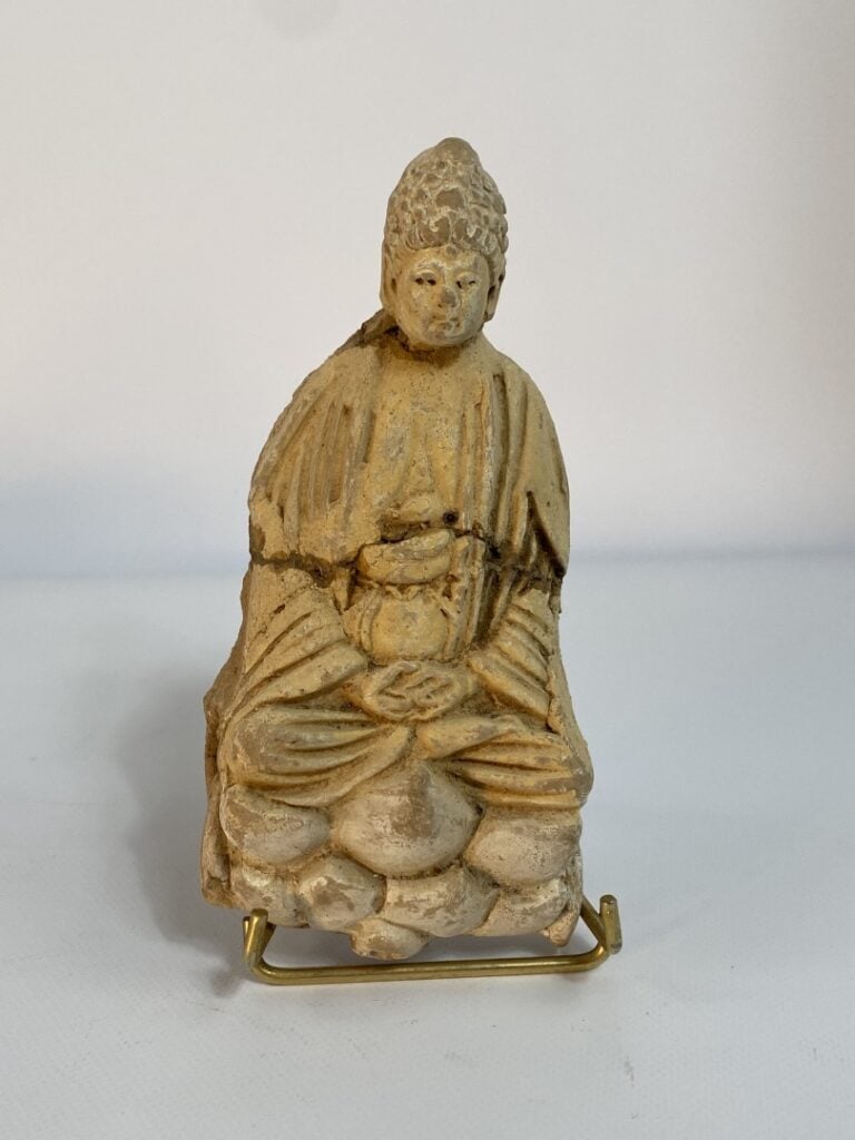 Divinité en terre cuite à l'effigie d'une divinité - Japon - Les mains jointes,…