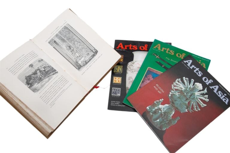 [/] DOCUMENTATION AUTOUR DES ARTS DE L'ASIE - Elle comprend : - - ±30 exemplair…
