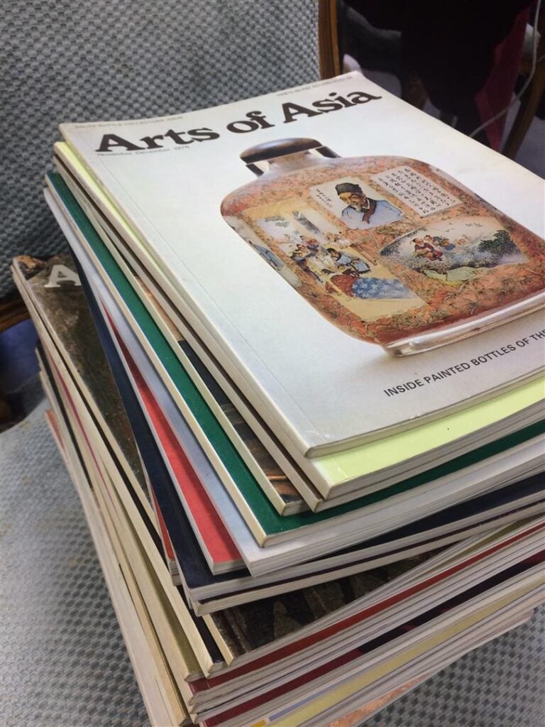 [/] DOCUMENTATION AUTOUR DES ARTS DE L'ASIE - Elle comprend : - - ±30 exemplair…