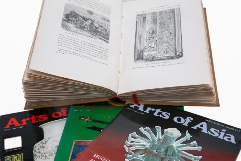 [/] DOCUMENTATION AUTOUR DES ARTS DE L'ASIE - Elle comprend : - - ±30 exemplair…