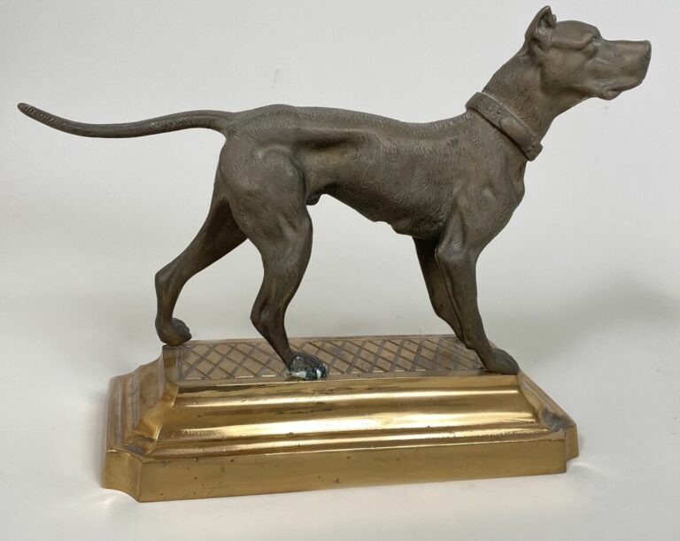 « Dogue » - Régule sur une base quadrangulaire en bronze doré - 22 x 22 x 10 cm…