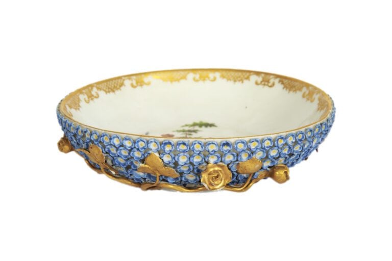 DOUBLON /DOSSIER CIMIEZ MEISSEN. - Soucoupe à décor polychrome d'une scène gala…