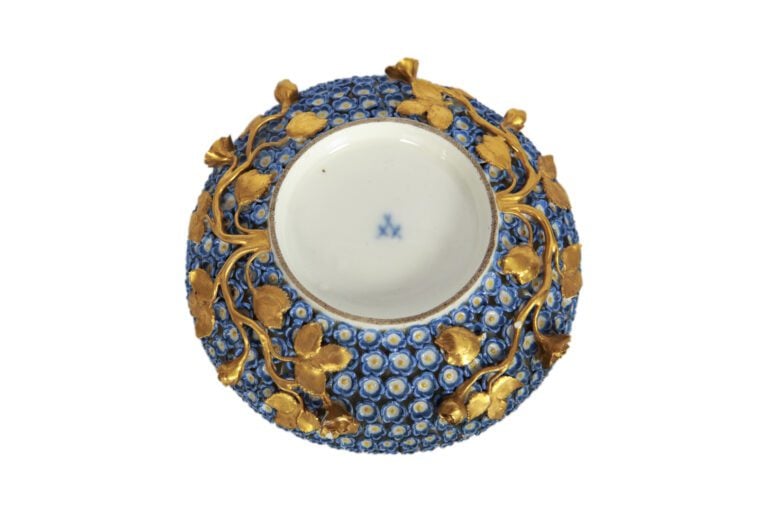 DOUBLON /DOSSIER CIMIEZ MEISSEN. - Soucoupe à décor polychrome d'une scène gala…