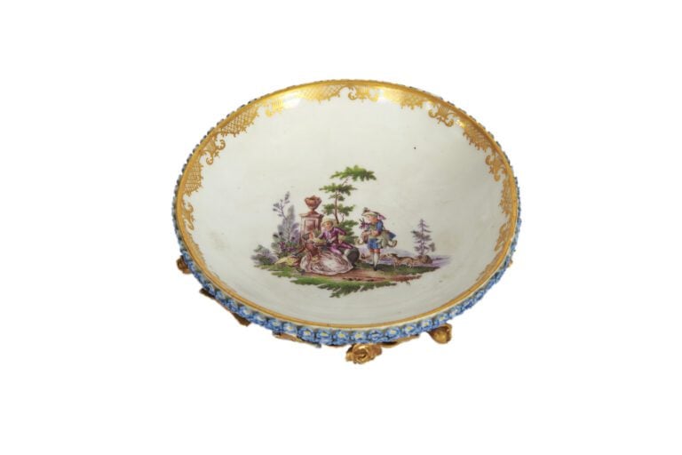 DOUBLON /DOSSIER CIMIEZ MEISSEN. - Soucoupe à décor polychrome d'une scène gala…