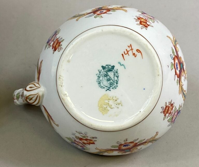DOUBLON / SPODE - Assiette en céramique à décor polychrome de pivoines, croisil…