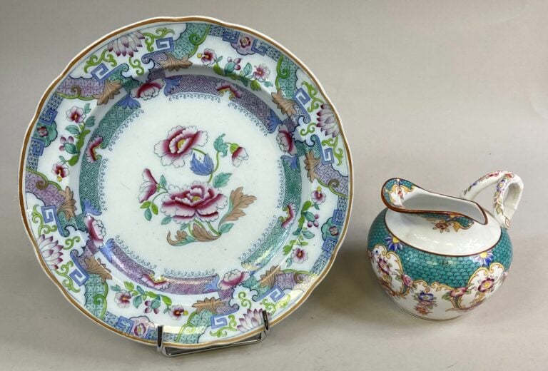 DOUBLON / SPODE - Assiette en céramique à décor polychrome de pivoines, croisil…