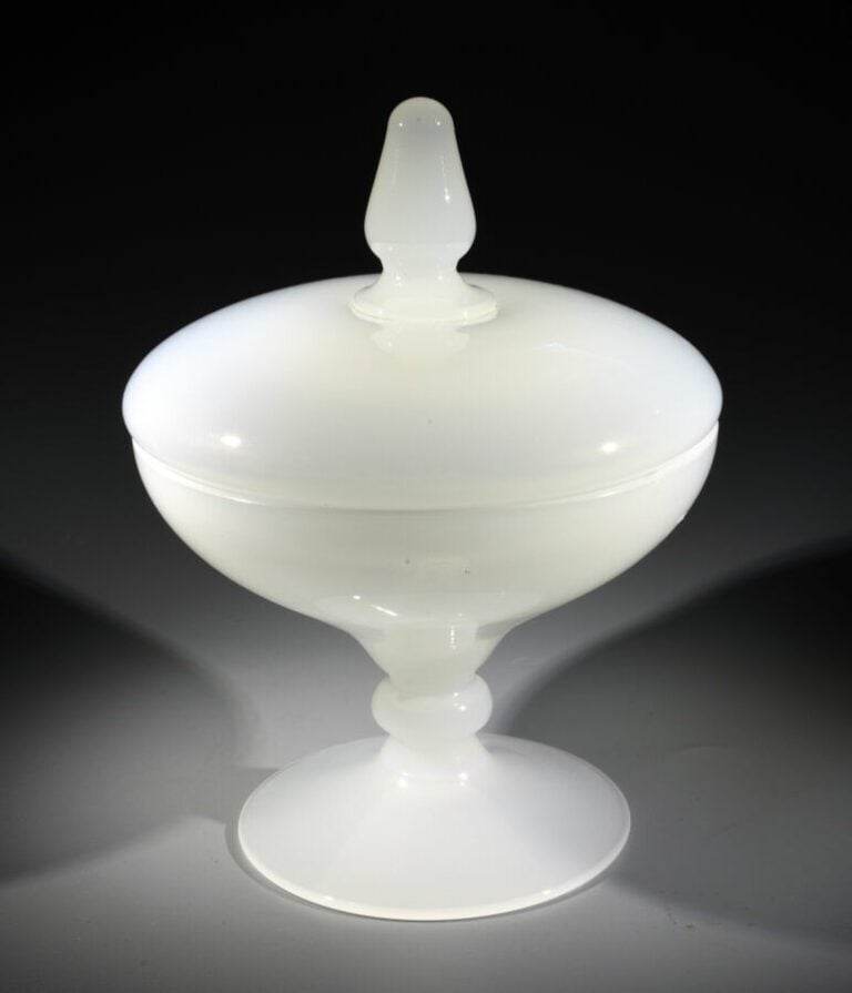 Drageoir sur pied en opaline blanche. Haut. 16 cm