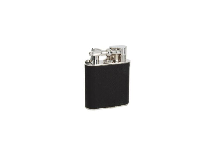 DUNHILL. - Briquet en métal argenté garni à l'imitation du cuir, dans son étui…