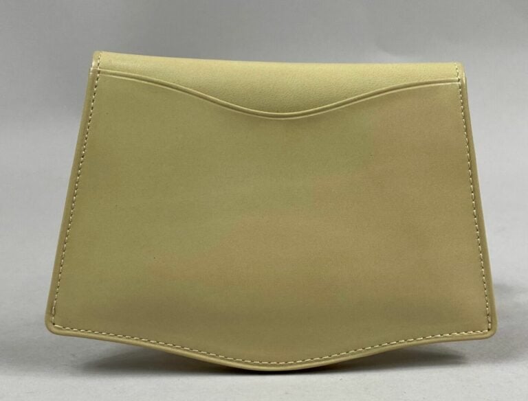 DUNHILL - Porte-monnaie en cuir box beige de forme mouvementée, fermoir pivotan…