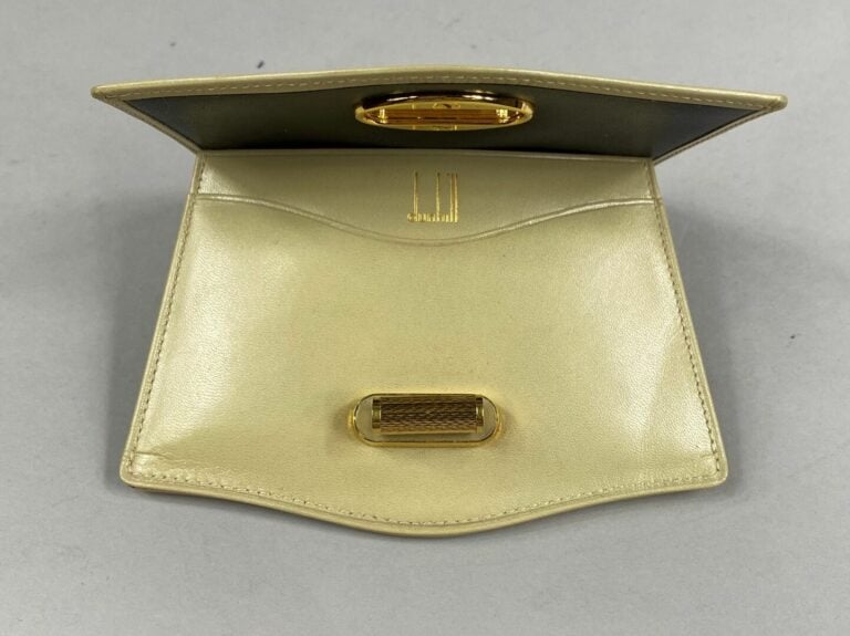 DUNHILL - Porte-monnaie en cuir box beige de forme mouvementée, fermoir pivotan…
