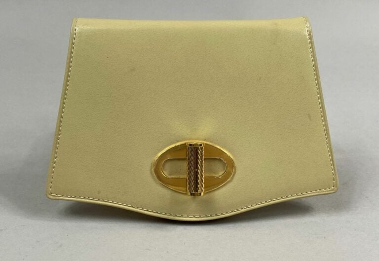 DUNHILL - Porte-monnaie en cuir box beige de forme mouvementée, fermoir pivotan…