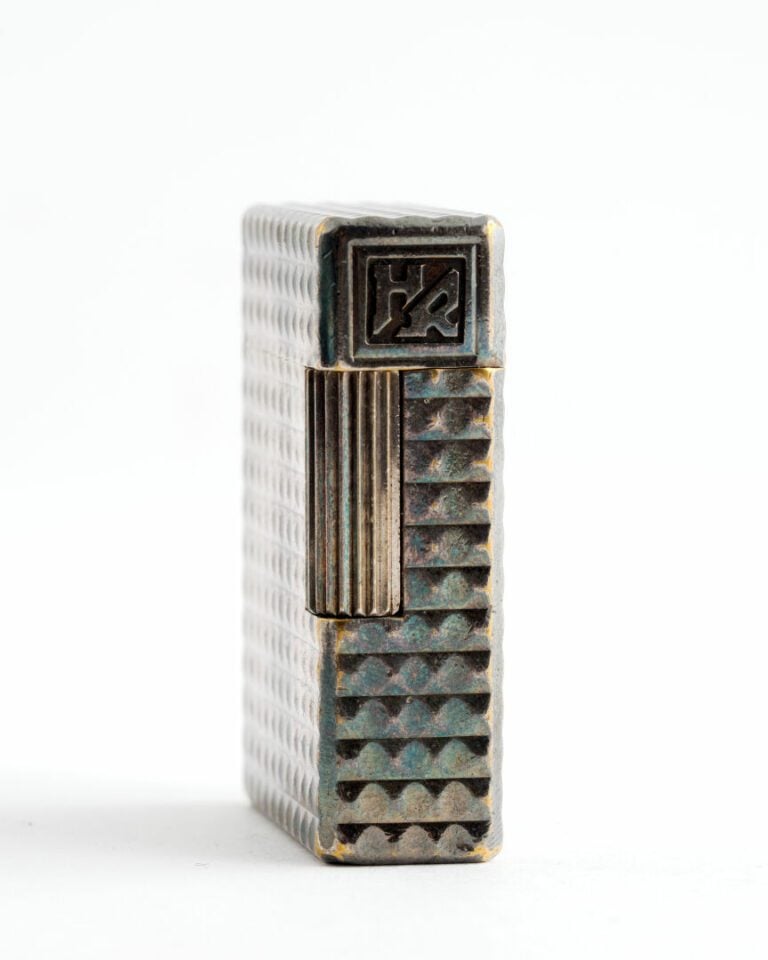 DUPONT - Briquet en métal argenté à décor guilloché, monogrammé "H.R" - Signé e…