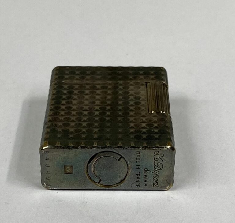 DUPONT - Briquet en métal argenté à décor guilloché, monogrammé "H.R" - Signé e…