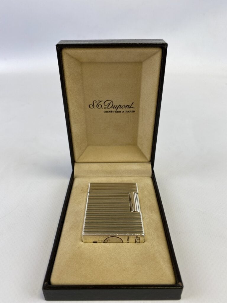 DUPONT - Briquet en métal argenté à décor rainuré - Avec écrin de la maison - (…