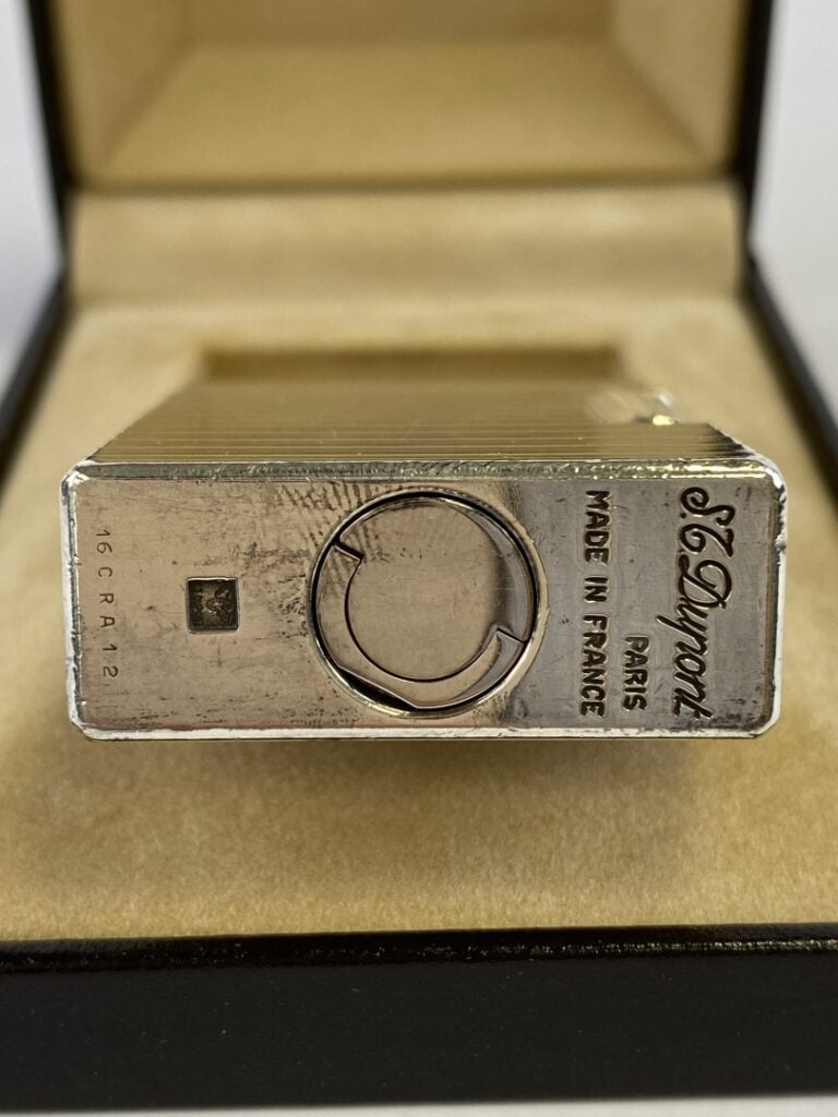 DUPONT - Briquet en métal argenté à décor rainuré - Avec écrin de la maison - (…