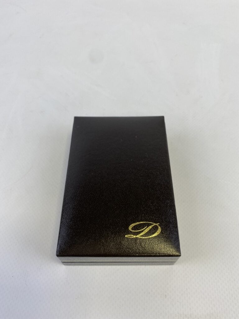 DUPONT - Briquet en métal argenté à décor rainuré - Avec écrin de la maison - (…