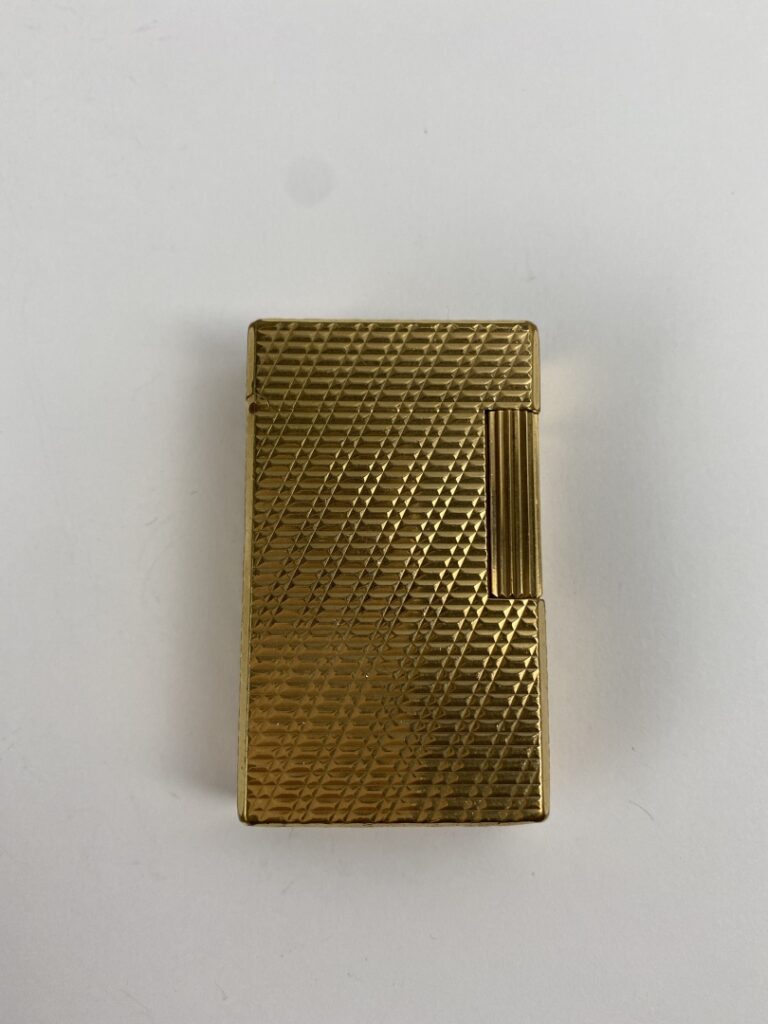 DUPONT - Briquet en métal doré à décor guilloché - Signé et numéroté