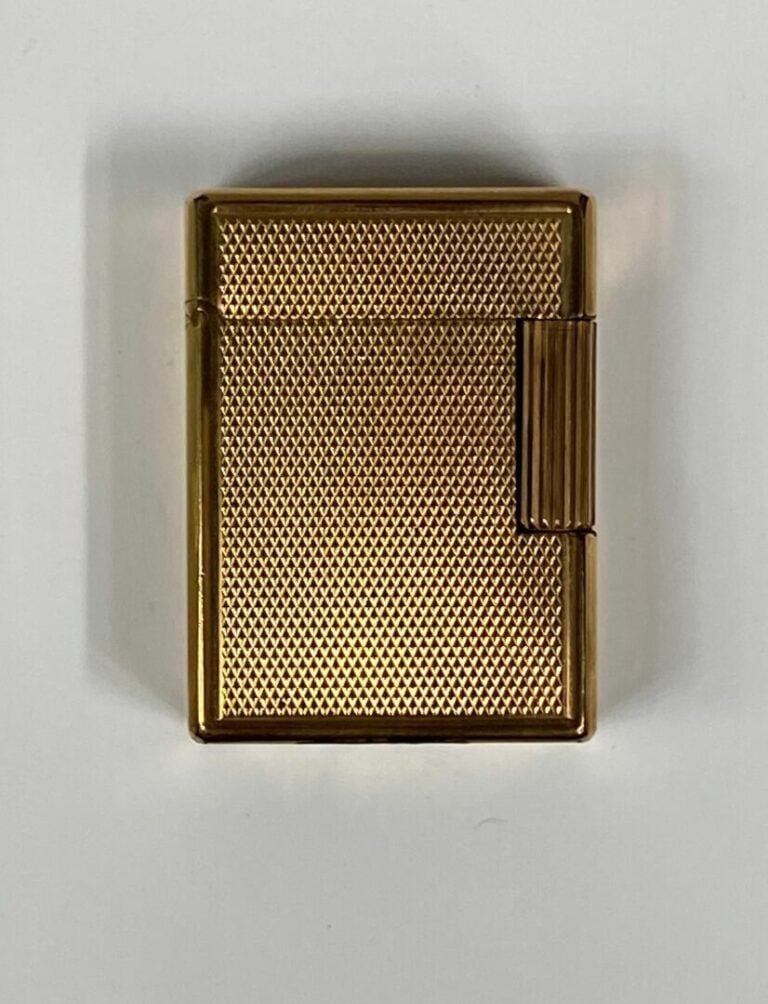 DUPONT - Briquet en métal doré à décor guilloché - Signé et numéroté 8C2165…