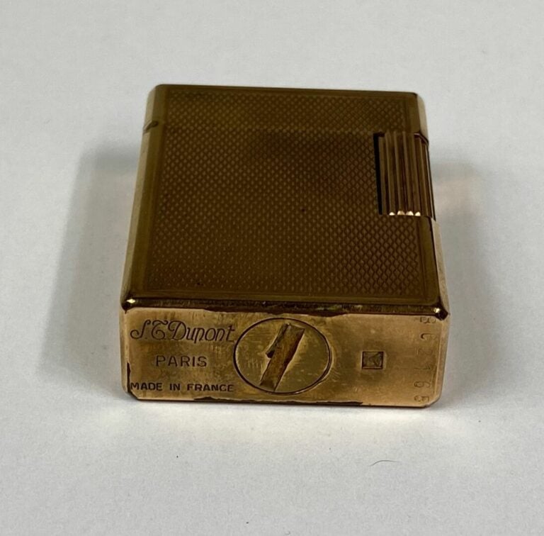 DUPONT - Briquet en métal doré à décor guilloché - Signé et numéroté 8C2165…