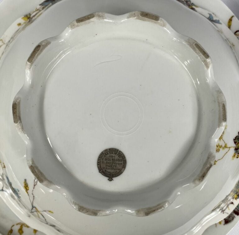 E. BOURGEOIS - Service de table en porcelaine à décor de branchages fleuris, co…