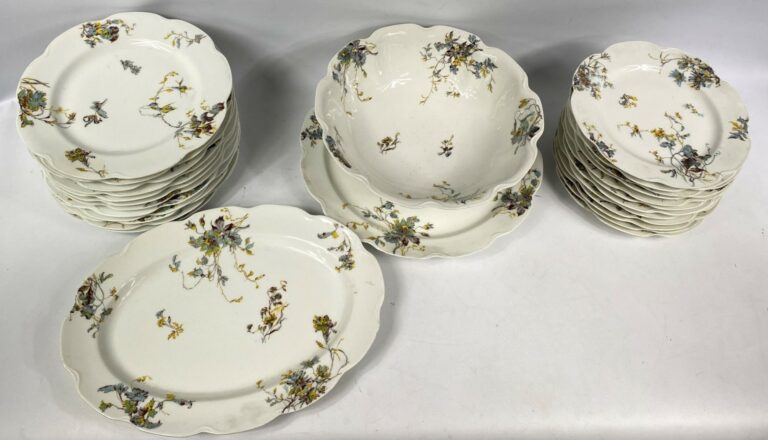 E. BOURGEOIS - Service de table en porcelaine à décor de branchages fleuris, co…