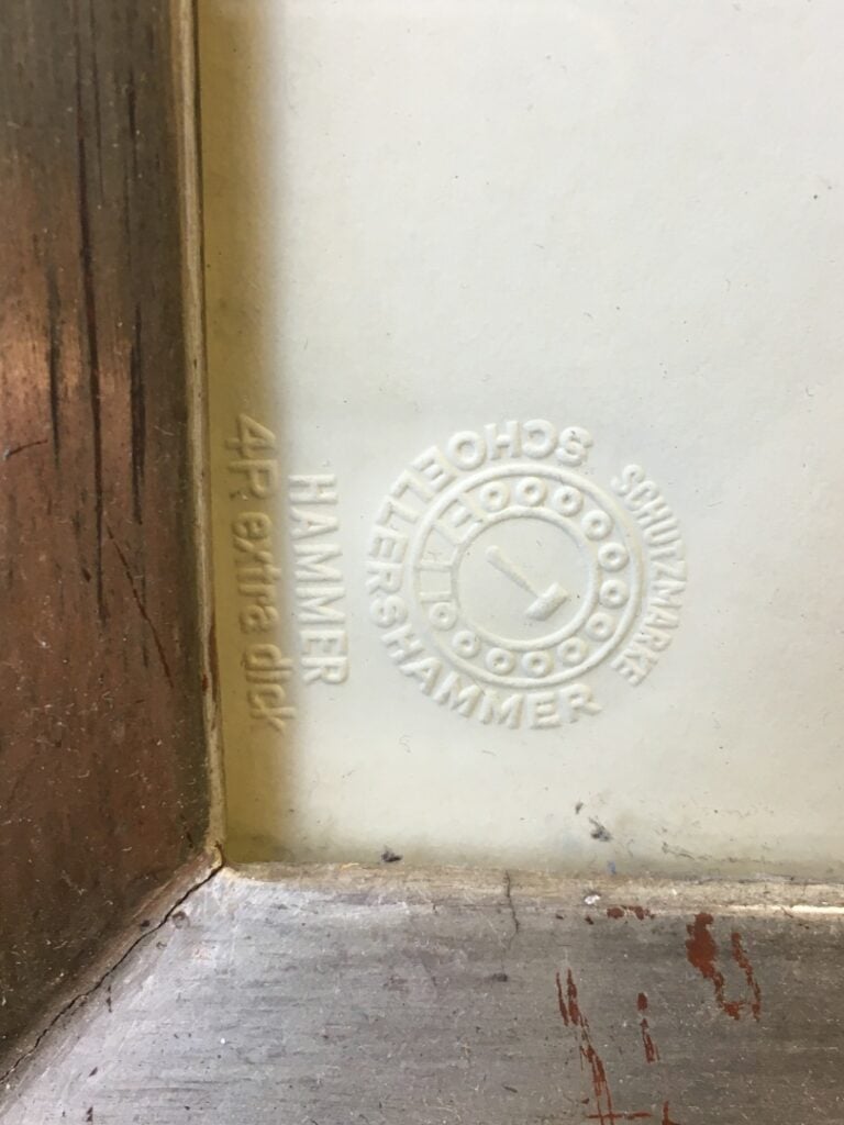 Ecole Allemande du XXème siècle. - Femme accroupie - Estampe sur papier, signée…