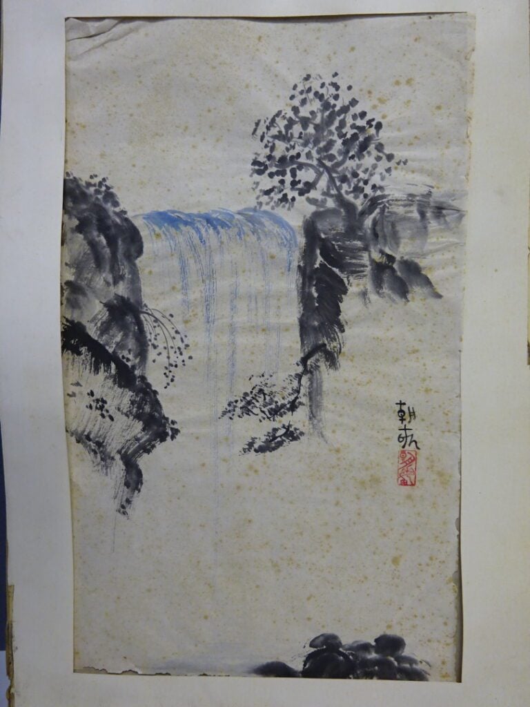 ECOLE CHINOISE - Cascade - Cachet à droite - 40x27 cm - (en l'état, pliures, mo…
