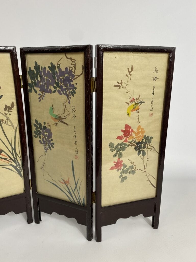 ECOLE CHINOISE - Ensemble de peintures au paysage et aux oiseaux. - Paravent de…