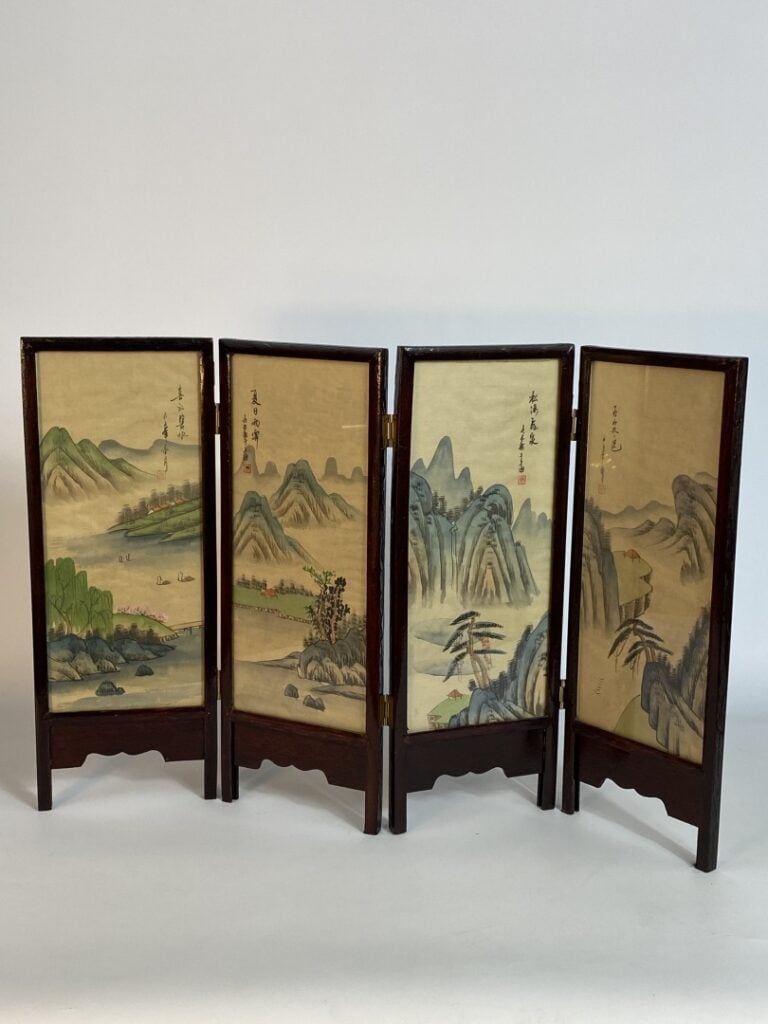 ECOLE CHINOISE - Ensemble de peintures au paysage et aux oiseaux. - Paravent de…