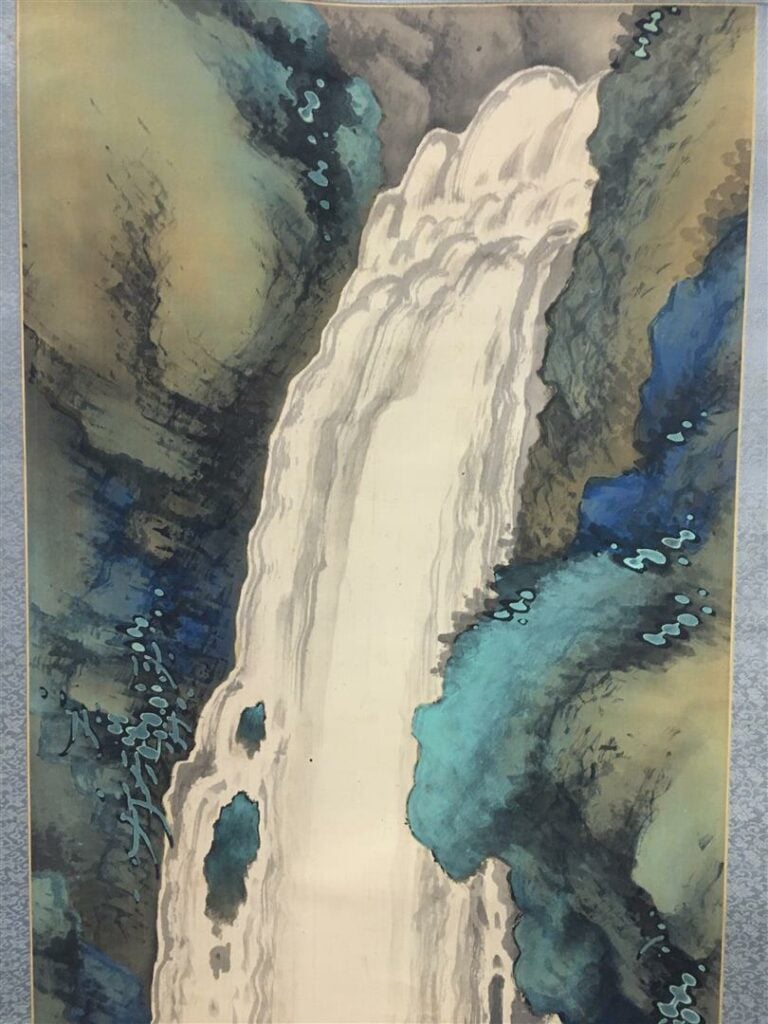 Ecole du XXe siècle - A décor de cascade. Belle polychromie dans les tons bleu…