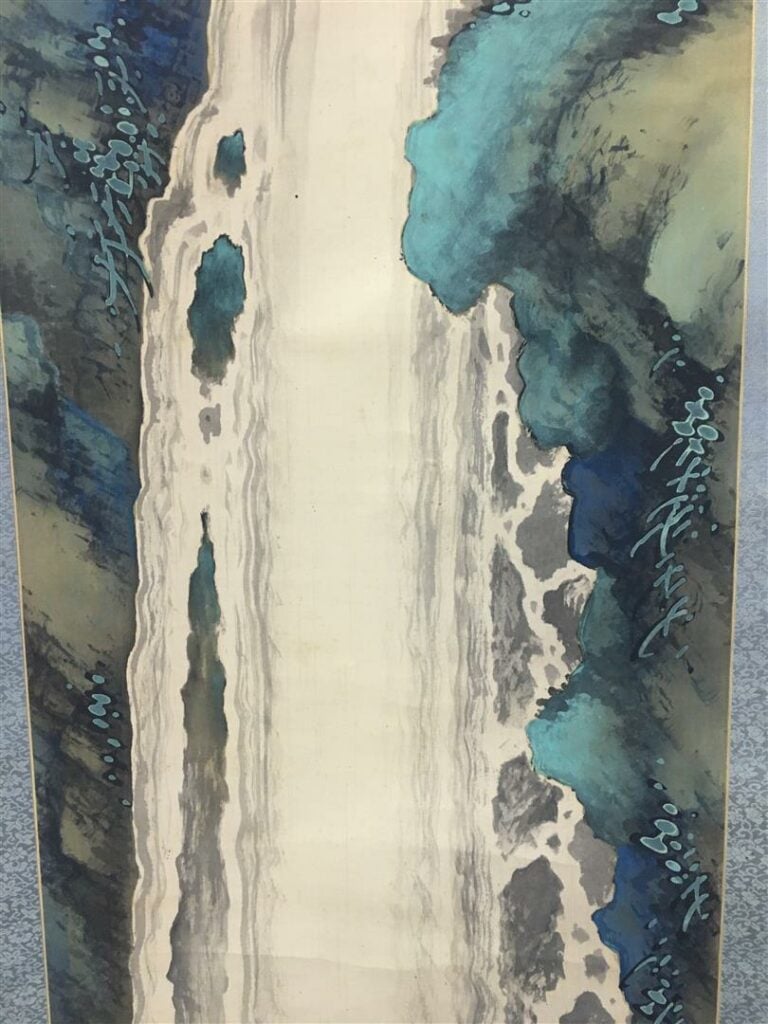 Ecole du XXe siècle - A décor de cascade. Belle polychromie dans les tons bleu…
