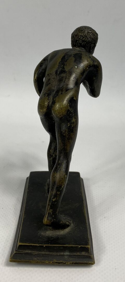 Ecole du XXe siècle - Petit sujet en bronze figurant un homme nu - H : 12 cm -…