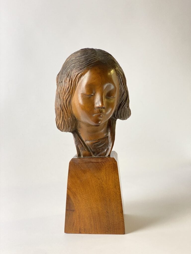 Ecole du XXe siècle - Tête de femme en bois sculpté posant sur un socle - Inscr…