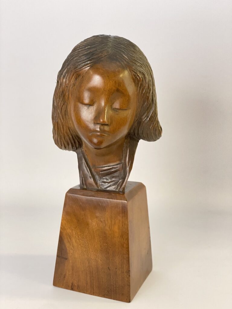 Ecole du XXe siècle - Tête de femme en bois sculpté posant sur un socle - Inscr…