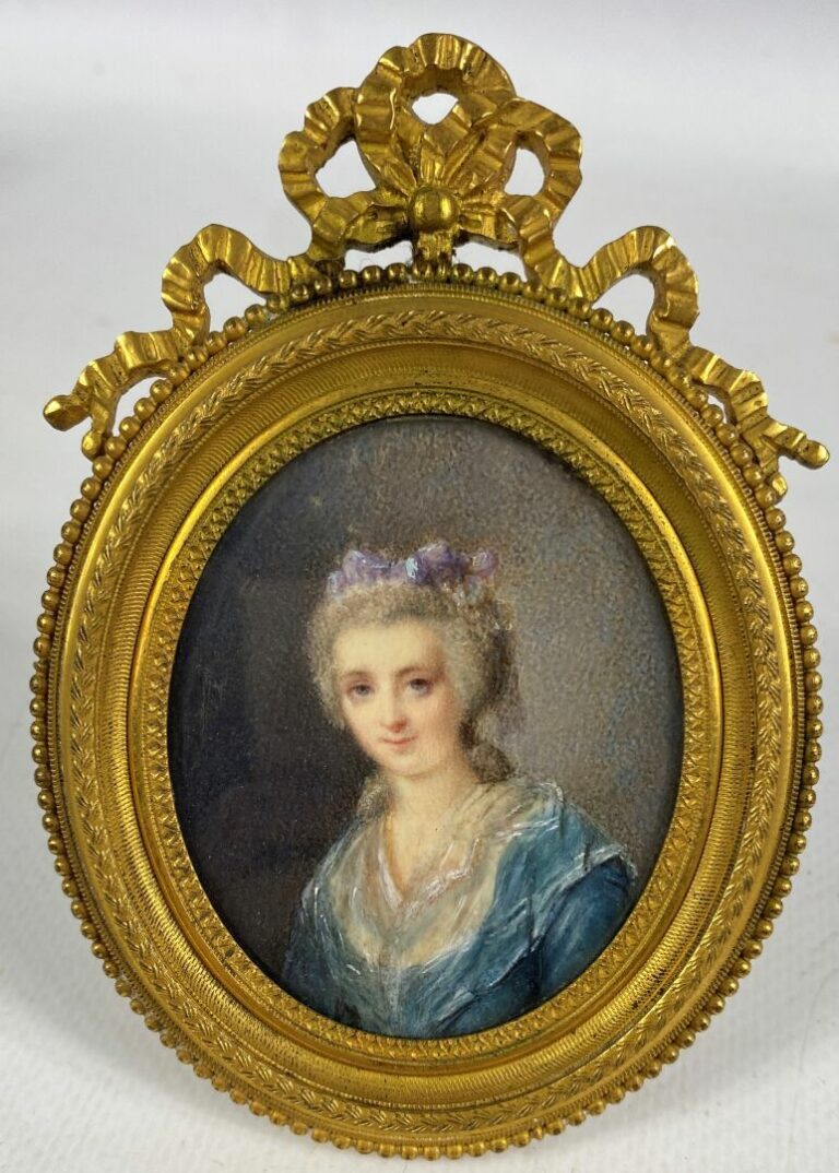 Ecole française dans le goût du XVIIIe siècle - Portrait de femme à la robe ble…