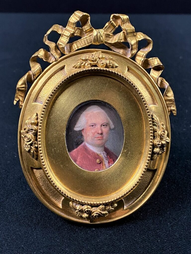 Ecole française de la fin du XVIIIe siècle - Portrait d'homme - Miniature ovale…